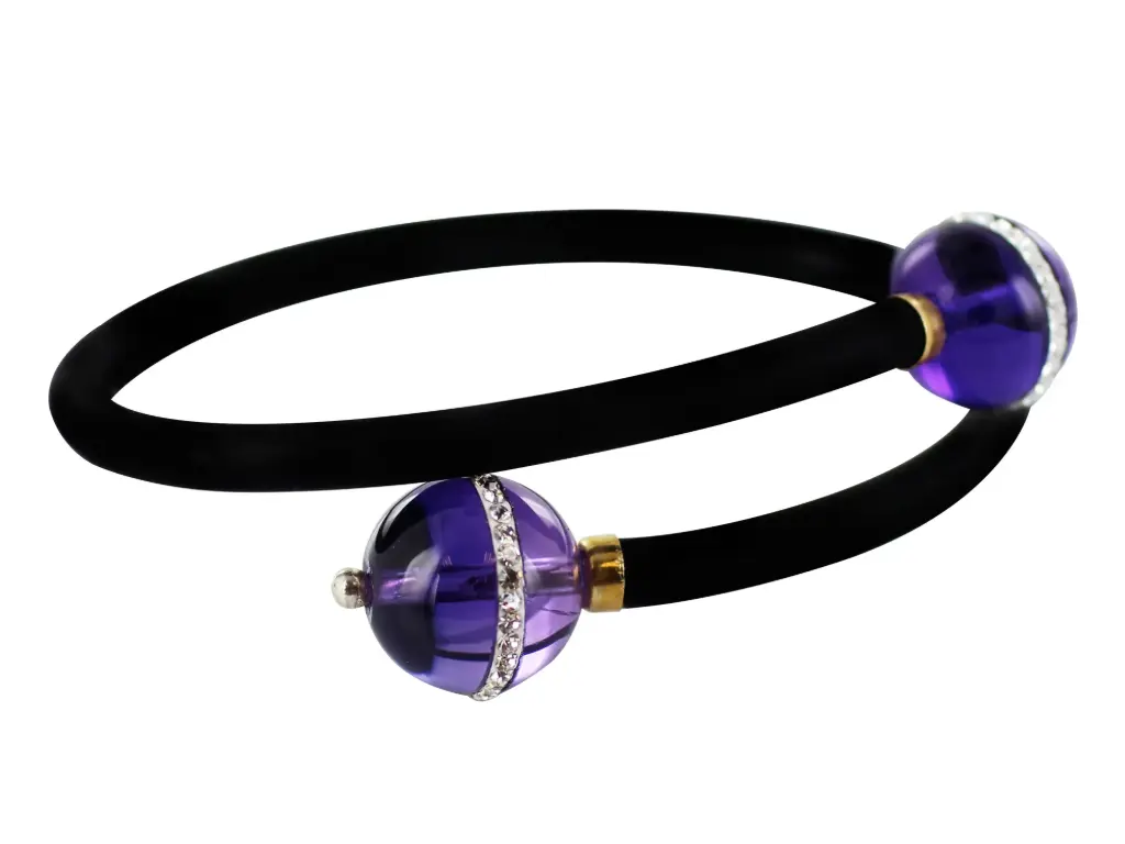 AZA-012PU PULS. CAUCHO CON ALMA DE ACERO, ESFERAS CON AMATISTAS CON CINTILLOS DE CIRCONIAS Y DETALLES EN ORO DE 18 K