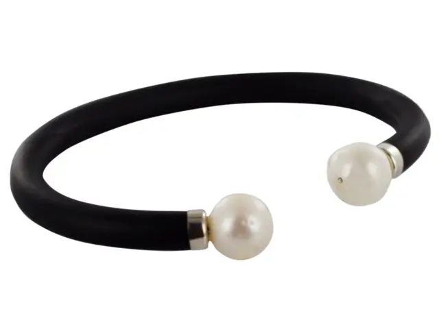 AZCA-014PU PULS. CAUCHO NEGRO DOS PERLAS, DETALLES PLATA