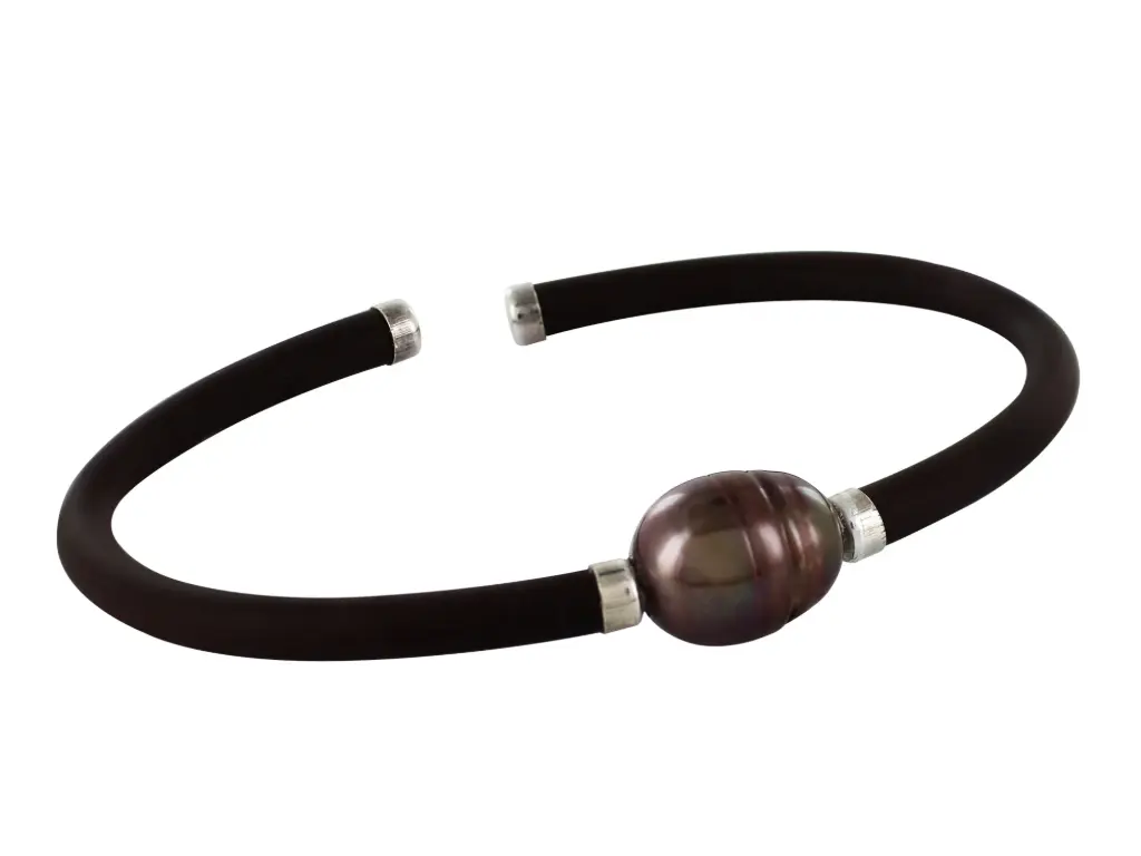 AZCA-012PU PULS. CAUCHO COLOR CHOCOLATE CON PERLA CULTIVADA COLOR MARRON Y DETALLES EN PLATA