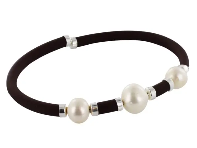 AZCA-020PU PULS. CAUCHO COLOR CHOCOLATE, PERLAS CULTIVADAS Y DETALLES EN PLATA